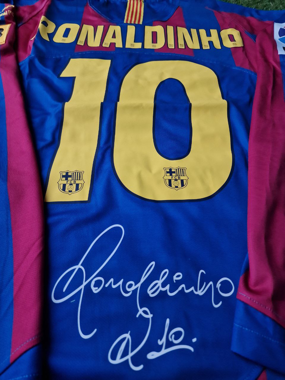Ronaldinho “Gaucho” Barcelona 2006 Long-Sleeve Retro Football Jersey